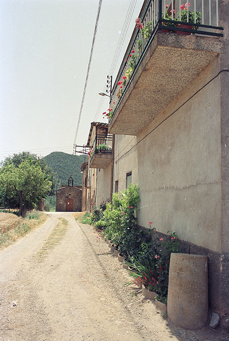 Carrers de Miralpeix; al fons Capella de Sant Roc