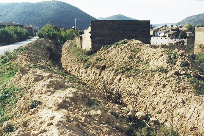 Fossat de la carretera; começa l'aïllament de Tiurana - 1997