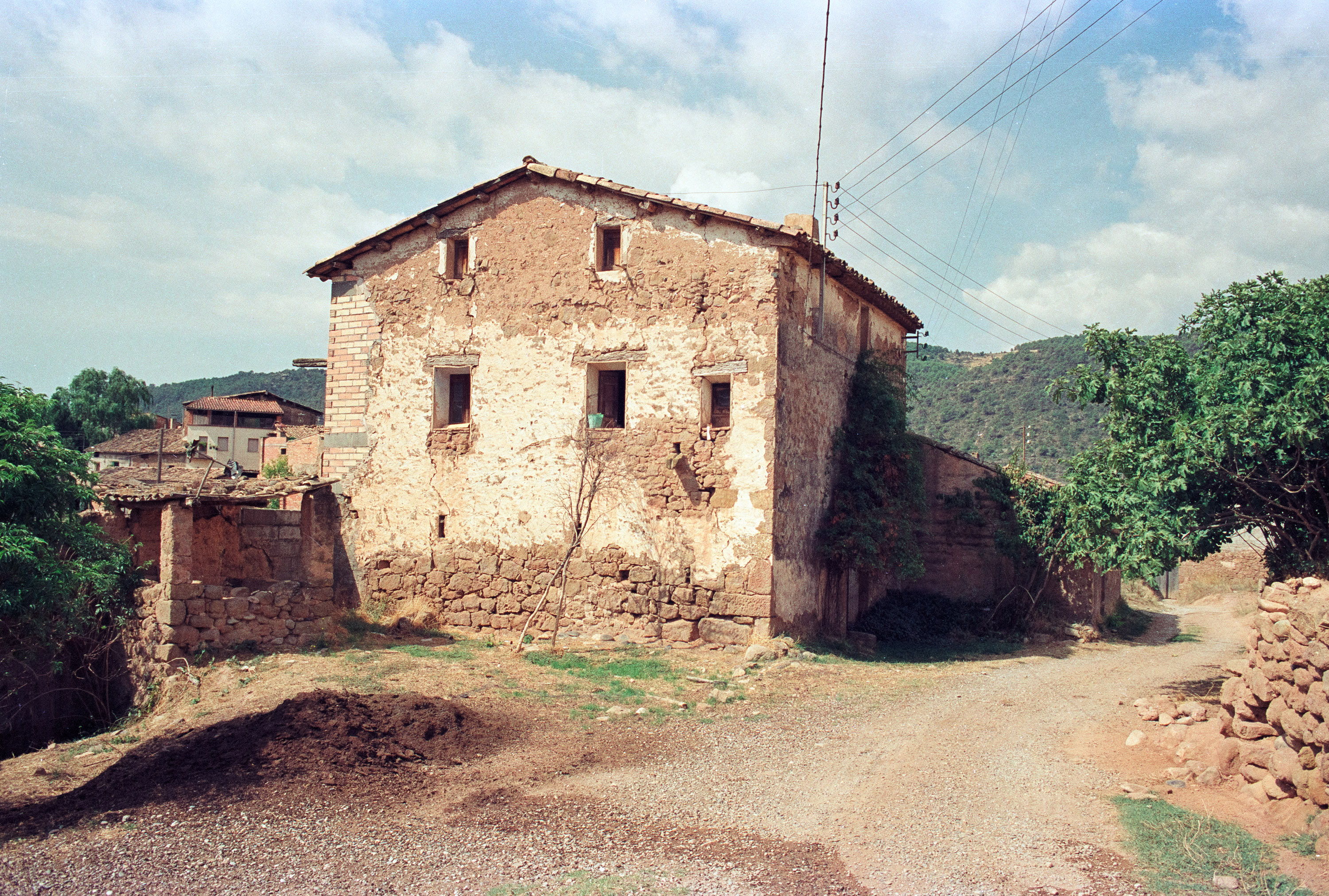 Cal Peret Carretera vista des del camí