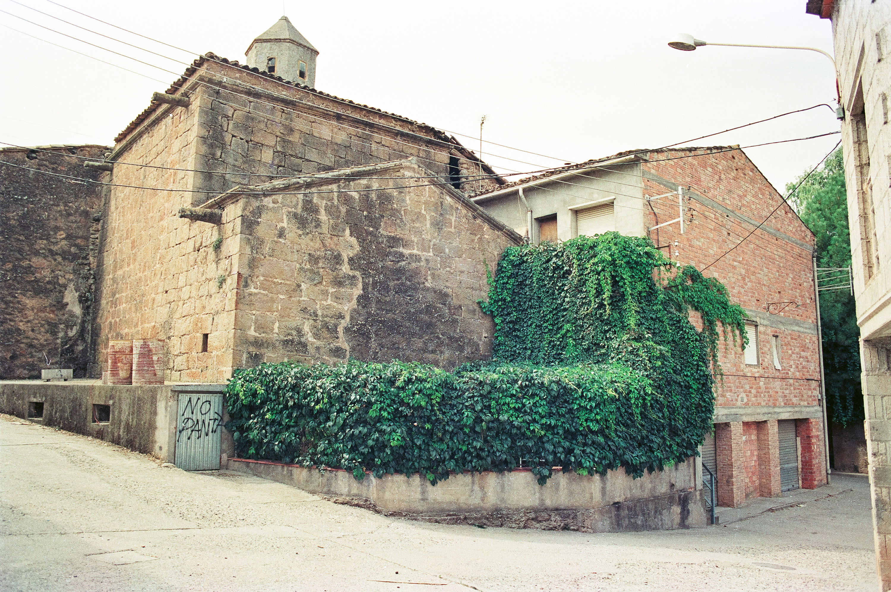 Església de Sant Pere darrera