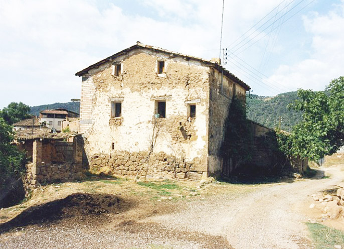 Cal Peret Carretera vista des del camí