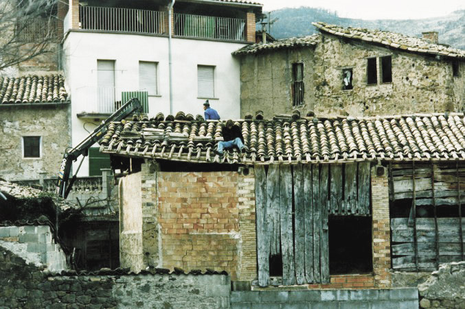 Desmontant un dels corrals - Febrer 1995